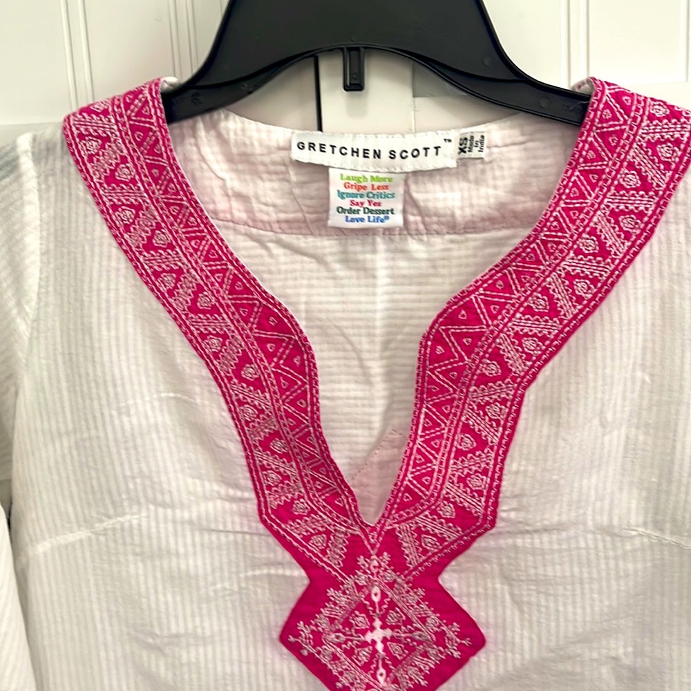 Gretchen Scott white tunic, brilliant pink trim EUC. XS